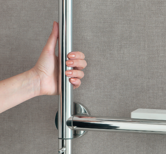 Colonna doccia in acciaio inox con soffione in ABS e munita di maniglia di sicurezza